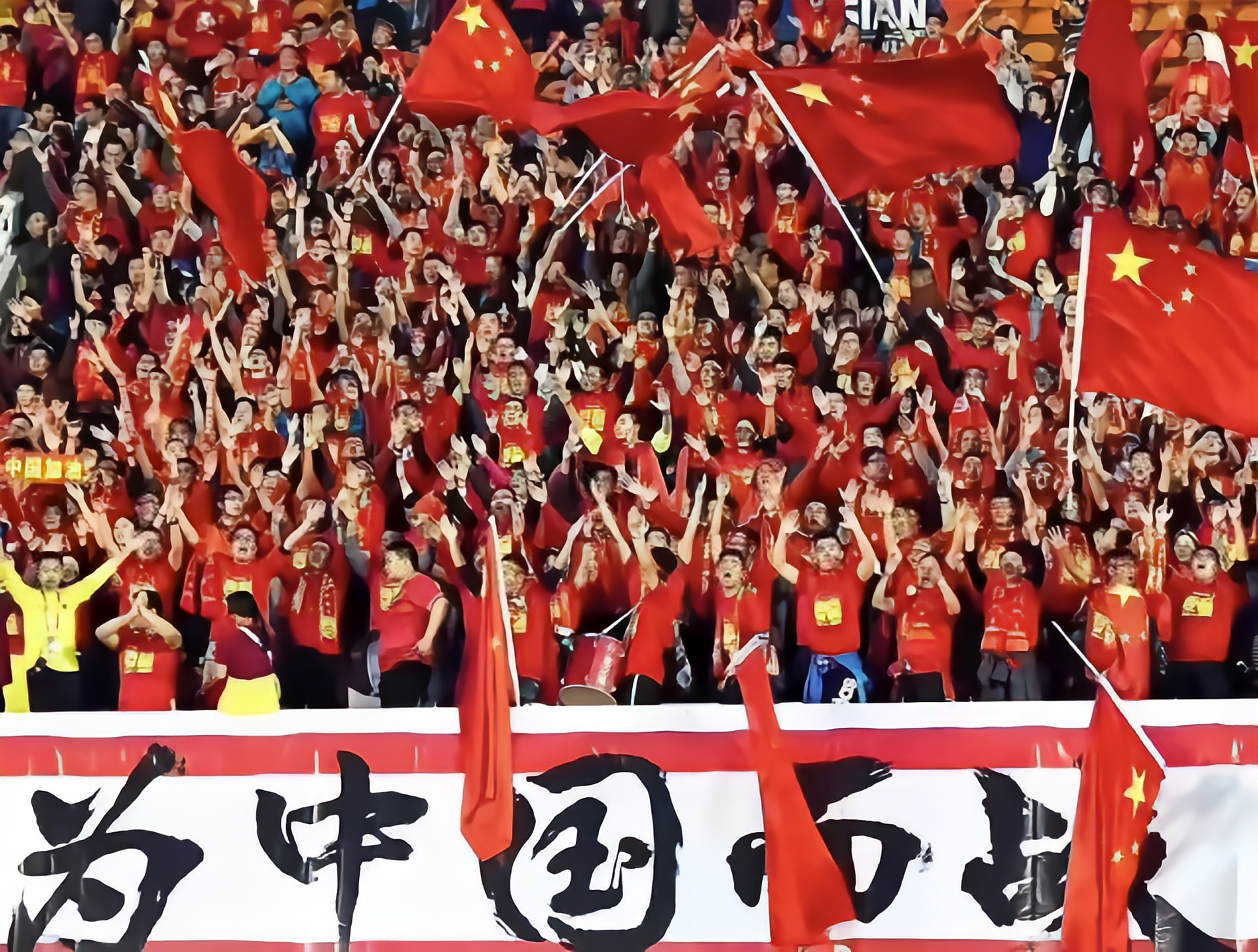 追逐足球梦想，勇敢拼搏在球场上