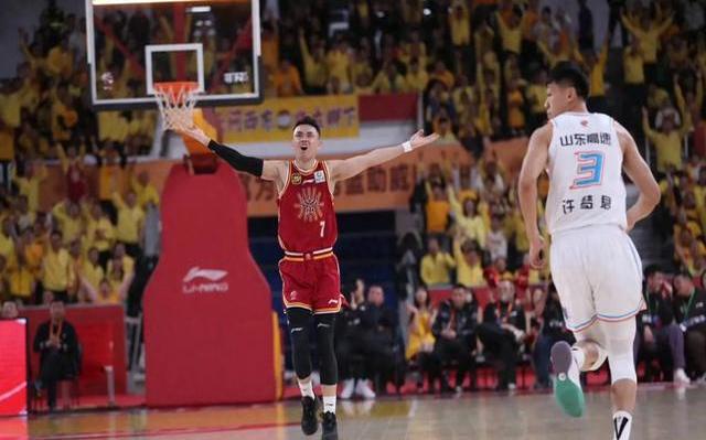 北京首钢豪取六连胜，领跑积分榜(持续回暖!首钢赛季首胜top3球队 重返积分榜前12)