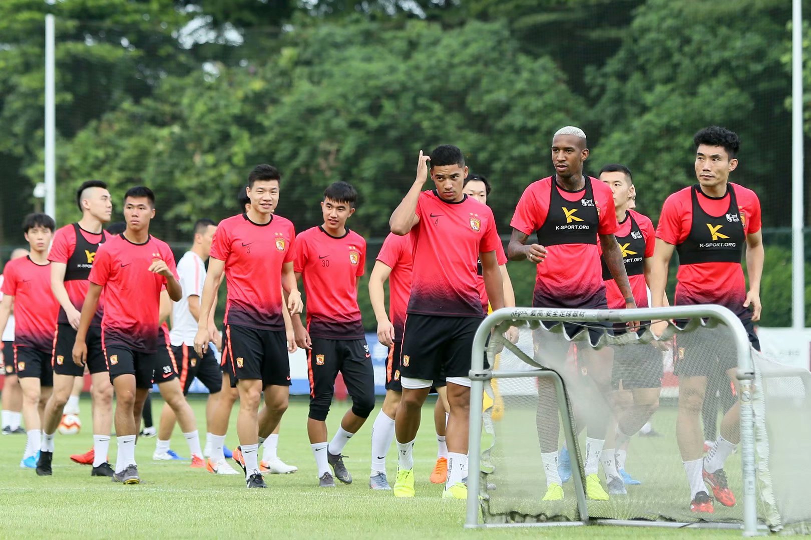 包含科隆球员合练卷入身陷球员涉毒事件，引发争议的词条