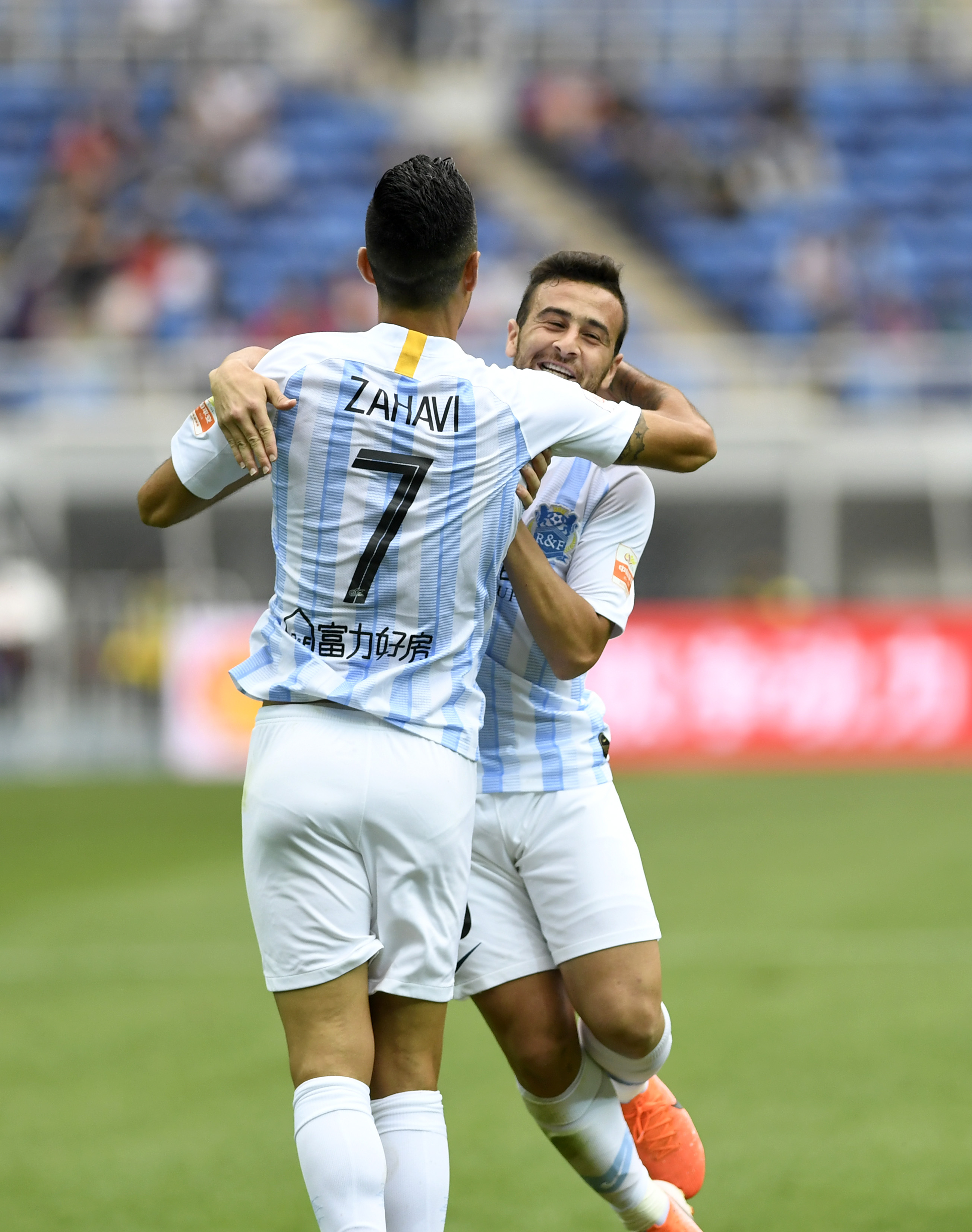 包含广州恒大力争击败广州富力，斗志昂扬！的词条